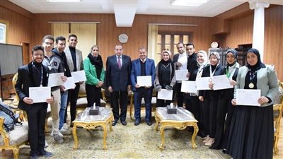 رئيس جامعة بني سويف الأهلية يكرم الطلاب الفائزين في أسبوع القادة بجامعة الجلالة