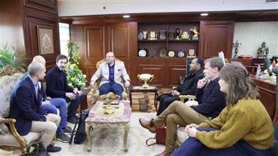 محافظ بني سويف يلتقي وفدًا من منظمة المدن المتحدة لبحث سبل التعاون
