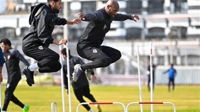 رئيس نادي الزمالك يحفز لاعبيه قبل السفر إلى تونس على طريقته الخاصة