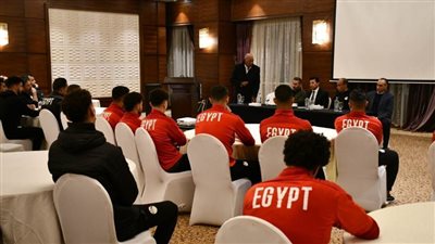 أشرف صبحى يؤازر منتخب مصر للشباب قبل مواجهة نيجيريا