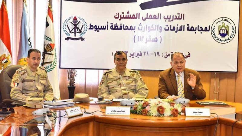 محافظ أسيوط ومساعد