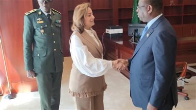 الرئيس السنغالي يمنح مفوض الطاقة والبنية التحتية بالاتحاد الإفريقي وسام الجمهورية السنغالية