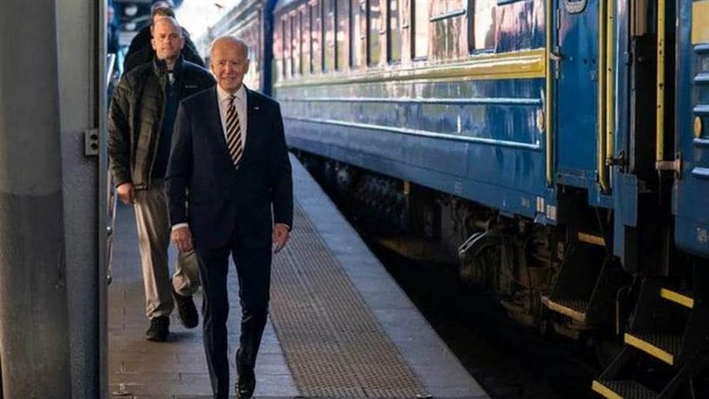 بايدن على رصيف المحطة