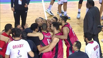 احتفال لاعبي منتخب مصر لكرة السلة بعد التأهل لكأس العالم.. صور