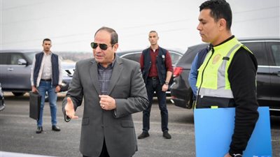 عاجل.. الرئيس السيسي يتابع سير العمل في مشروعات المحاور والطرق بـ