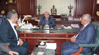 محافظ بني سويف يناقش عددًا من الملفات خلال لقائه بمشرف مدن شمال الصعيد