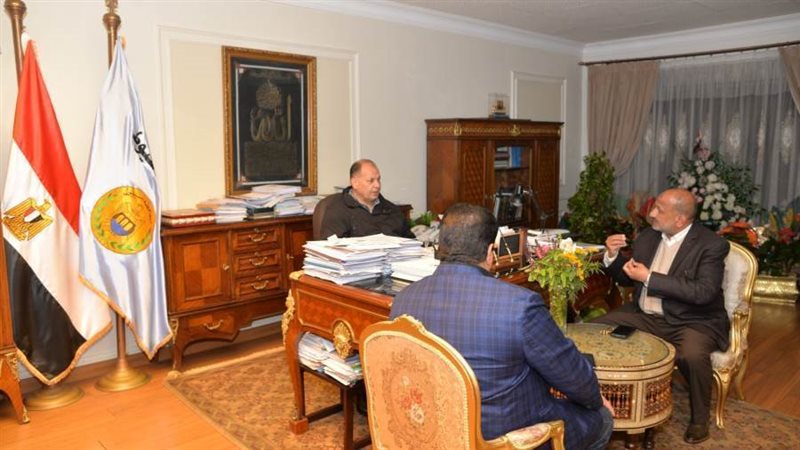 محافظ أسيوط يناقش