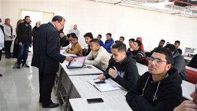 رئيس جامعة بني سويف يحث طلاب الأهلية على المشاركة في الأنشطة الطلابية