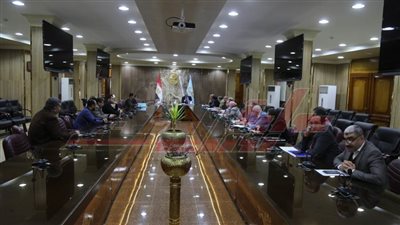 سكرتير عام كفر الشيخ يناقش المشروعات المتعثرة بالقطاعات الخدمية