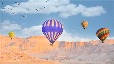 تحليق 65 رحلة بالون طائر تقل 1600 سائح في سماء الأقصر