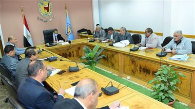 لجنة المنشآت بجامعة سوهاج تناقش آليات العمل خلال الفترة المقبلة للمشروعات الجديدة بمقريها