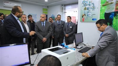 محافظ سوهاج يتفقد مركز خدمة عملاء شركة مياه الشرب والصرف الصحي بأخميم