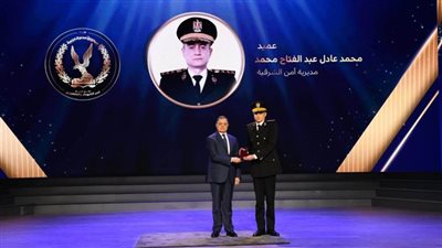  وزير الداخلية  يكرم عددًا من أسر الشهداء والمصابين والمتميزين من رجال الشرطة