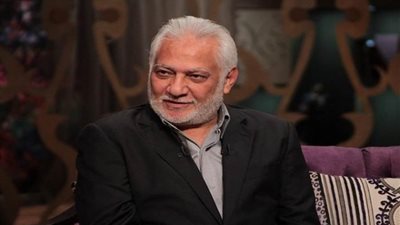 سامح الصريطي يسلم وسام الثقافة الرياضية لولي عهد الفجيرة