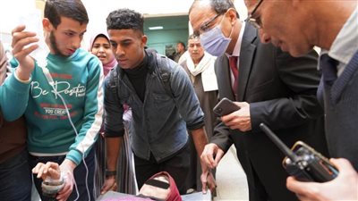 رئيس جامعة سوهاج يتفقد مصابي حادث جهينة ويؤكد على استقرار حالاتهم الصحية