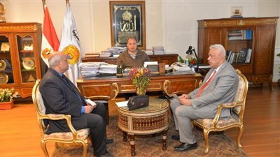 محافظ أسيوط: جارٍ توريد 6670 تختة مدرسية من هيئة الأبنية التعليمية لتوزيعها على المدارس بالقرى والنجوع