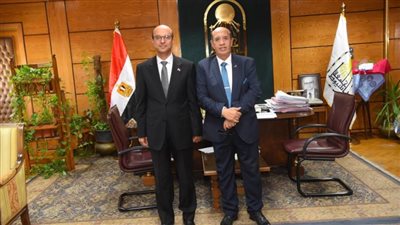 رئيس جامعة أسيوط يستقبل نظيره السابق لتهنئته على توليه رئاسة الجامعة