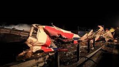 اليونان تعلن الحداد الوطني لمدة ثلاثة أيام على ضحايا حادث تصادم قطارين وسط البلاد