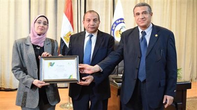  رئيس جامعة بني سويف يتسلم شهادة التصنيف الدولي للجامعات الخضراء