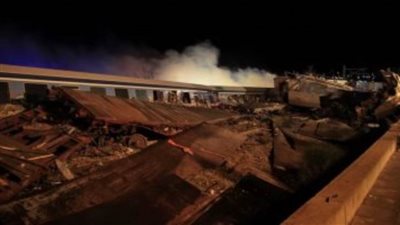 اليونان: الشرطة تعتقل مدير محطة قطار محلية بسبب حادث تصادم قطارين