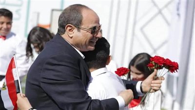 عاجل| أحد التلاميذ يندفع إلى الرئيس السيسي.. شاهد ما حدث (فيديو)