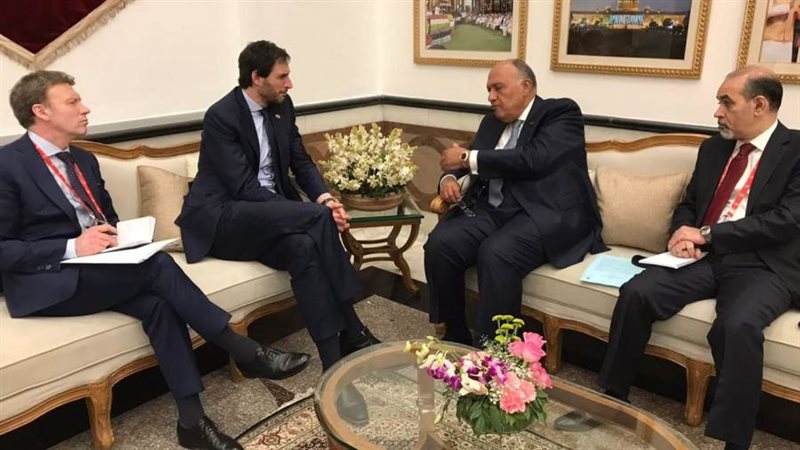 وزير الخارجية مع