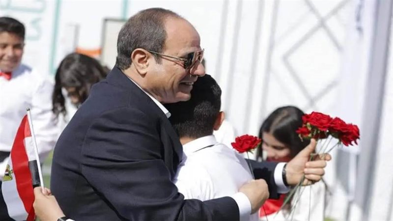 أحد التلاميذ يحتضن