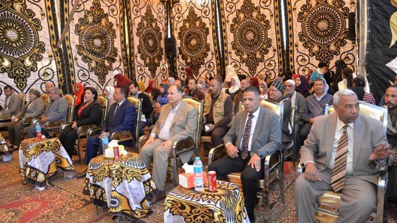 محافظ أسيوط يسلم