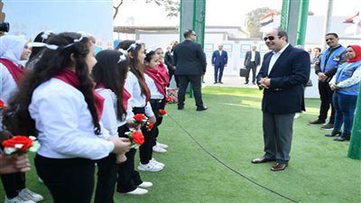 طلاب المنيا يستقبلون الرئيس السيسي بالورود.. ويؤكدون: 