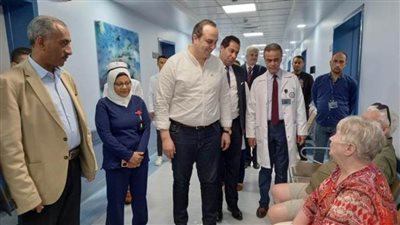 رئيس الرعاية الصحية يستطلع آراء الأجانب في خدمات مستشفى شرم الشيخ