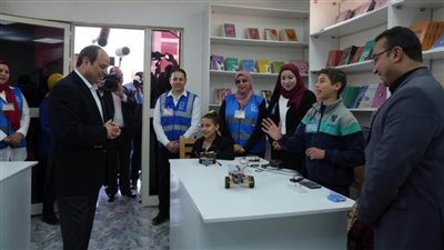 الرئيس السيسي يستمع لشرح أحد الأطفال في مكتبة 