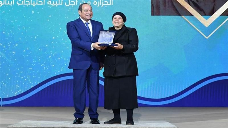 الرئيس السيسي يكرم