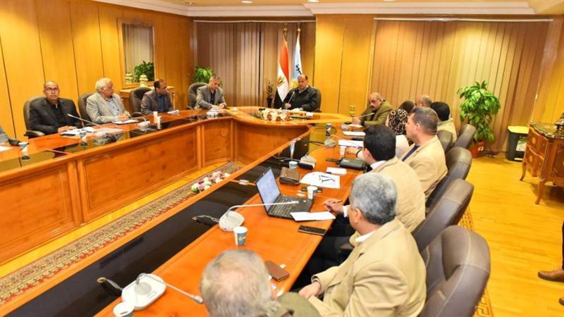 محافظ أسيوط يعقد