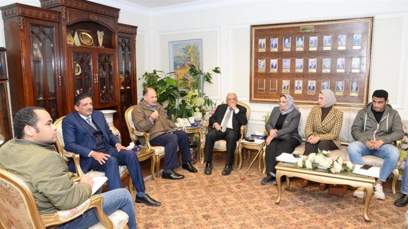 محافظ أسيوط يناقش