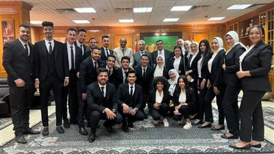 رئيس جامعة المنيا يُكرم فريق كورال الجامعة