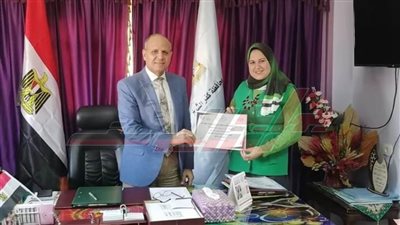 وكيل تعليم كفر الشيخ يكرم معلمة أعادت مقتنيات بـ350 ألف جنيه