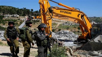الاحتلال الإسرائيلي يشرع في هدم منزلين في القدس ويستولي على بيوت متنقلة في 