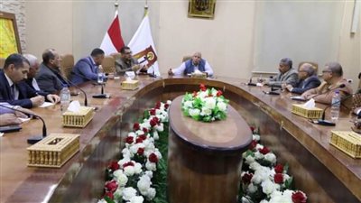 محافظ الوادي الجديد يعقد اجتماعًا مع مديري المديريات والمصالح الحكومية 