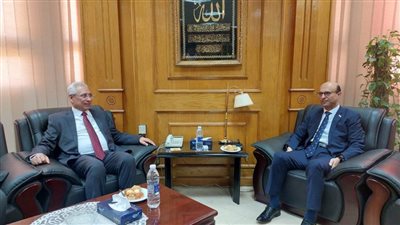 فرحات يؤكد تبادل الرؤى بين جامعتي المنيا وأسيوط لتحقيق الأهداف التنموية. 