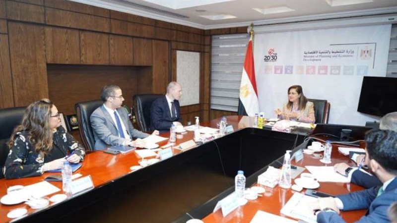 وزيرة التخطيط تبحث