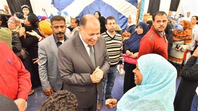 محافظ أسيوط يتفقد معرض 