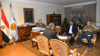 محافظ أسيوط يوجه بكثيف الحملات على مواقف سيارات الأجرة للتأكد من التزام السائقين بتعريفة الركوب