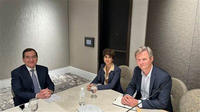 وزير البترول يبحث مع 