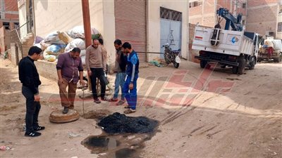 تطهير خطوط الصرف الصحي وتمهيد ورصف الطرق بكفر الشيخ 
