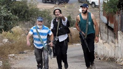 مستوطنون يعتدون على مواطنين فلسطينيين في الخليل بالصعق والرصاص الحي