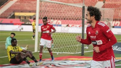 الأهلي يواصل صدارته للدوري بالفوز على المقاولون العرب 2-1
