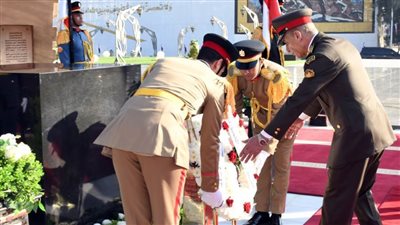 الرئيس السيسي ينيب وزير الدفاع لوضع إكليل زهور على النصب التذكاري لشهداء القوات المسلحة