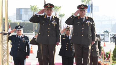 الرئيس السيسي ينيب وزير الدفاع لوضع إكليل زهور على النصب التذكاري لشهداء القوات المسلحة