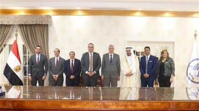 رئيس الرعاية الصحية يشهد توقيع بروتوكول بين 