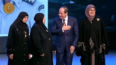 صورة تذكارية للرئيس السيسي مع ثلاث أمهات من شهداء القوات المسلحة